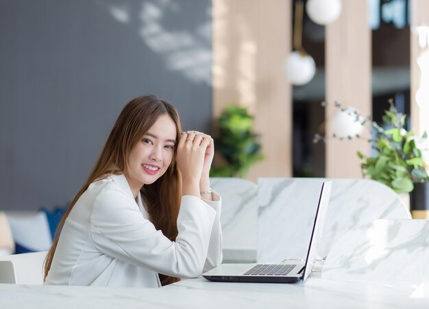 Femme d'affaires asiatique travaillant dans un espace de travail collaboratif avec un ordinateur portable (concept de femme d'affaires.)