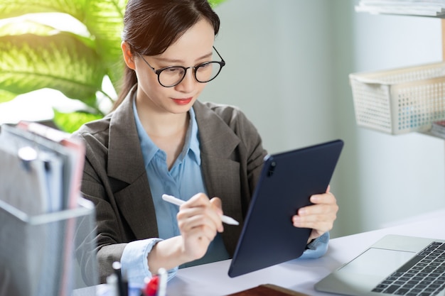 Femme d'affaires asiatique travaillant à domicile