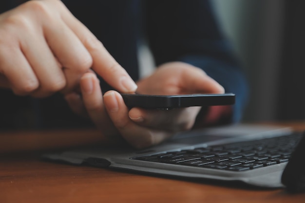 Femme d'affaires asiatique utilisant un ordinateur portable et travaillant au bureau avec une calculatrice document sur le bureau faisant de la planification analysant le rapport financier plan d'affaires concept d'analyse financière de l'investissement