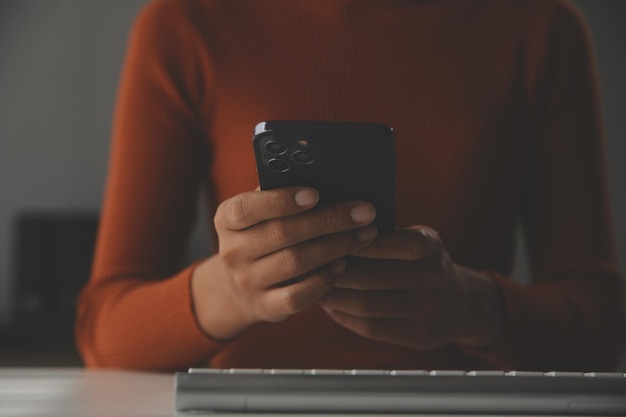 Femme d'affaires asiatique utilisant un ordinateur portable et travaillant au bureau avec un document de calculatrice sur le bureau faisant la planification analysant le concept d'analyse de financement d'investissement de plan d'affaires de rapport financier