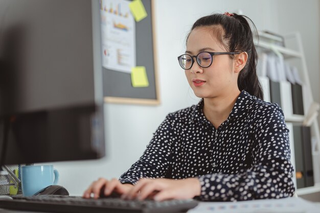 Femme d'affaires asiatique utilisant un ordinateur travaillant au bureau Affaires et travaillant en ligne