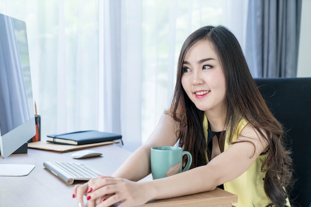 femme d&#39;affaires asiatiques heureux avec une tasse de café