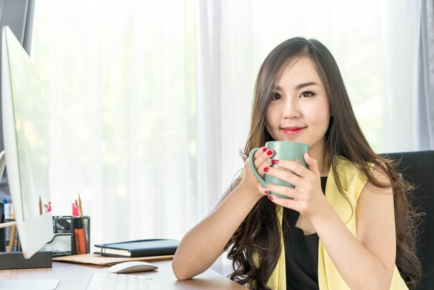 femme d&#39;affaires asiatiques heureux avec une tasse de café