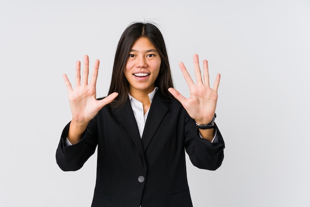 Femme d'affaires asiatiques jeunes montrant le numéro dix avec les mains.