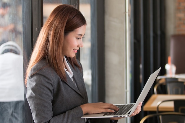 Femme d&#39;affaires Asie travaillant dans un café