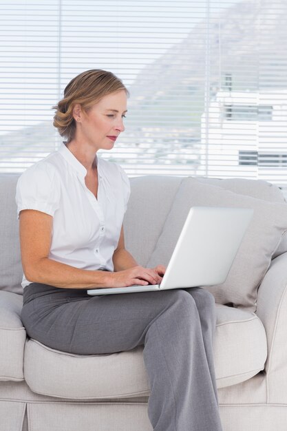 Femme d&#39;affaires assis sur le canapé