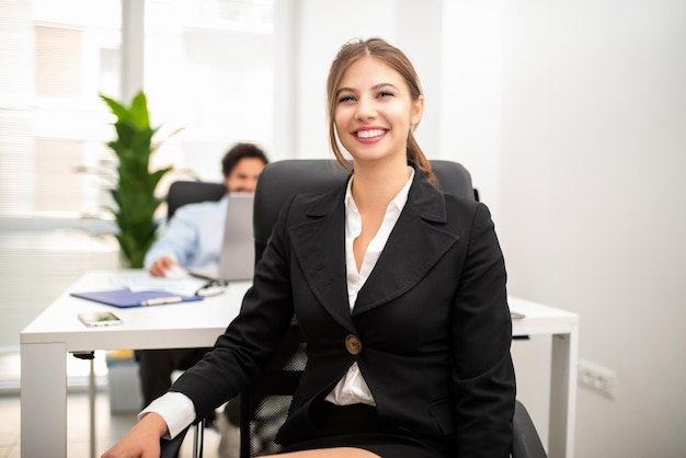 Femme d&#39;affaires assis dans son bureau