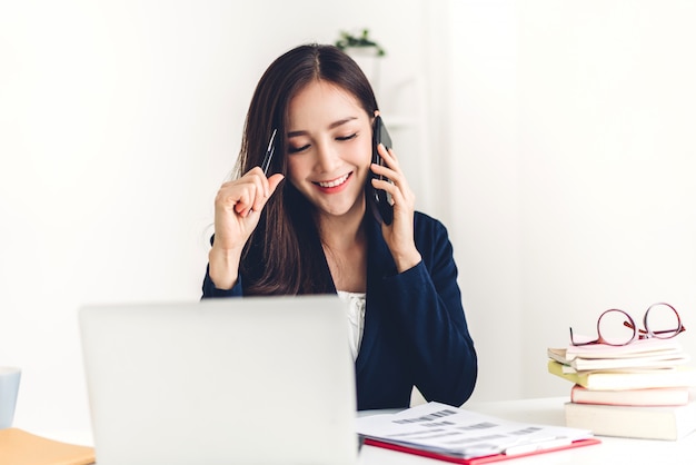 Femme d'affaires assis et travaillant avec un ordinateur portable.Les gens d'affaires créatifs la planification dans son poste de travail au loft de travail moderne