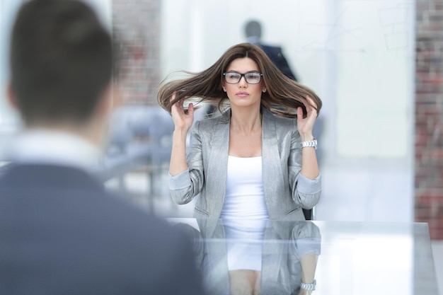 Femme d'affaires assise au bureau Deskphoto avec espace de copie