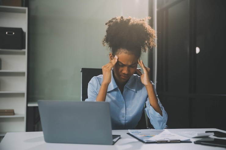 Photo femme d'affaires assise au travail stressée travaillant dur se sentant stressée et étourdie de son travail