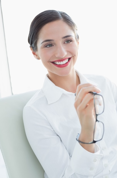 Femme d&#39;affaires assise sur le canapé