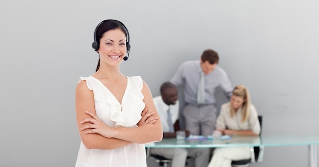 Femme d&#39;affaires attrayant avec un casque sur