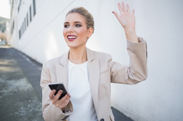 Femme d&#39;affaires attrayant gai, agitant