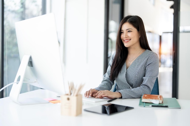 Une femme d'affaires attrayante qui travaille au bureau.