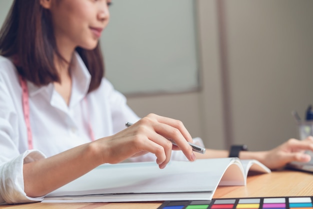 Femme d&#39;affaires au bureau en chemise décontractée. Utilisez l&#39;ordinateur pour le graphiste.