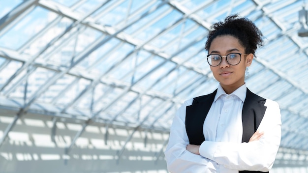 Femme d'affaires au bureau moderne