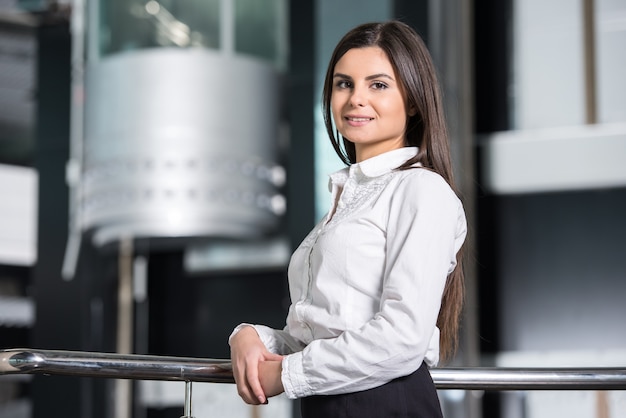 Femme d'affaires au bureau moderne