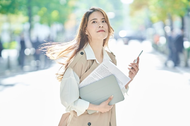 Femme d'affaires au bureau occasionnel