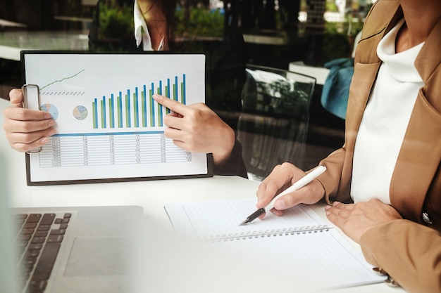 Femme d&#39;affaires au bureau avec ordinateur portable