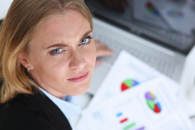 Femme d'affaires au bureau souffrant de problèmes d'estomac