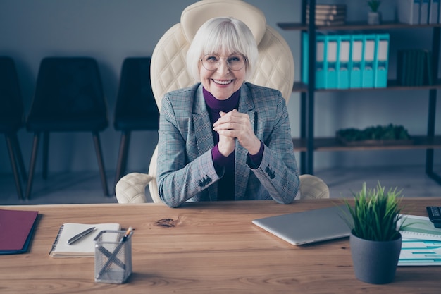 femme d & # 39; affaires au bureau travaillant avec un ordinateur portable