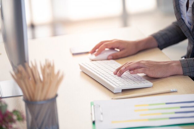 Femme d'affaires au bureau