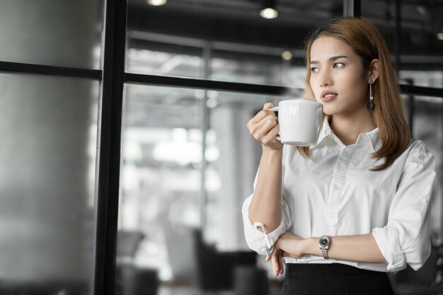 femme d&#39;affaires au bureau