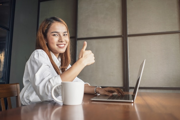 femme d&#39;affaires au bureau