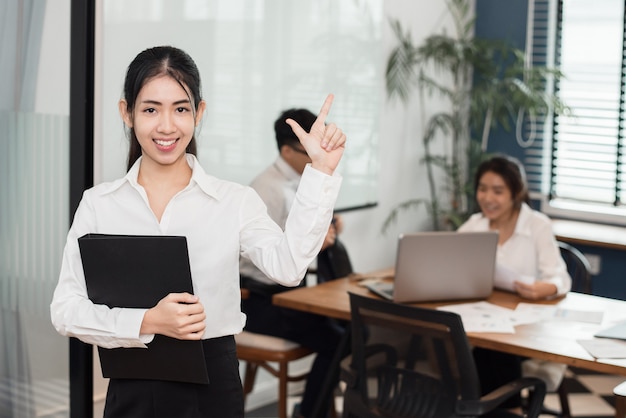 femme d&#39;affaires au bureau