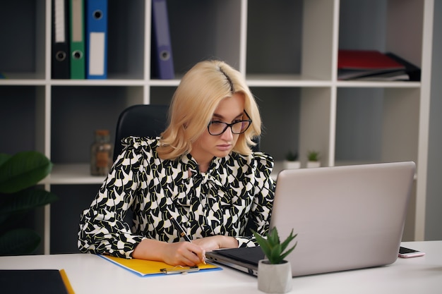 Femme d'affaires au bureau