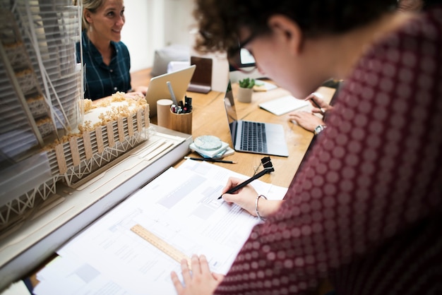 Photo femme d'affaires au bureau