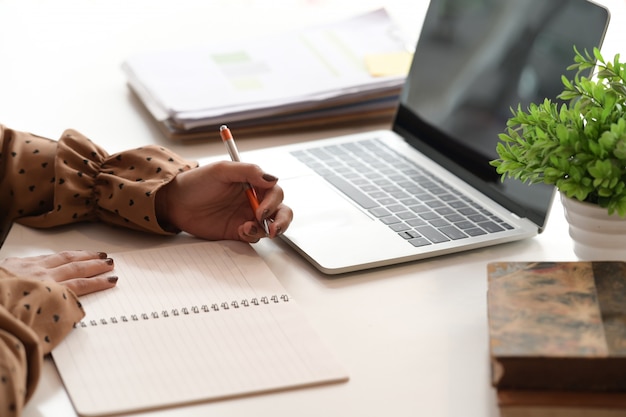 Femme d&#39;affaires au bureau