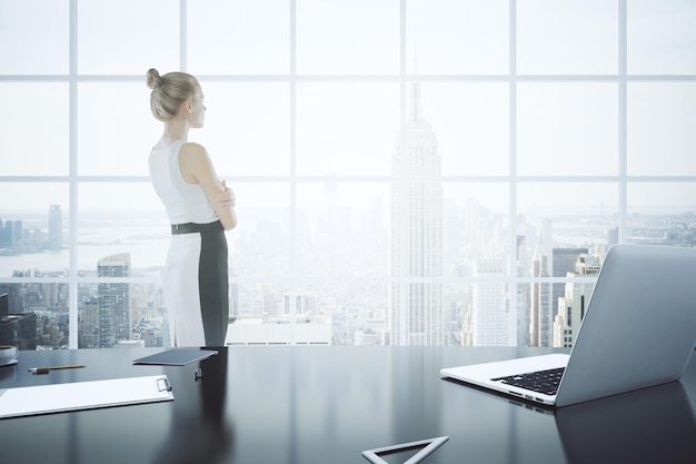 Femme d&#39;affaires au bureau