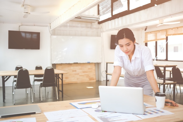 Femme d&#39;affaires au lieu de travail