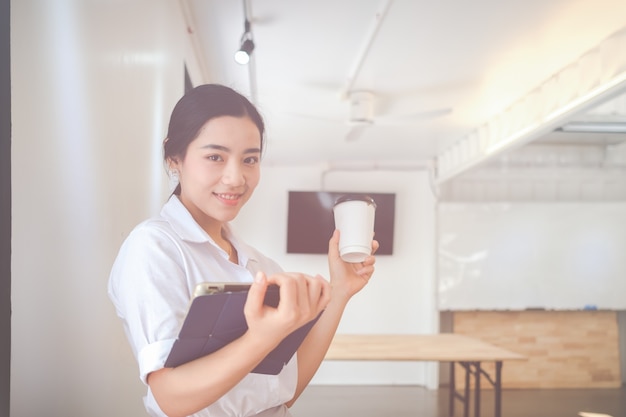 Femme d&#39;affaires au lieu de travail