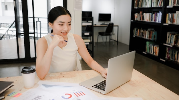 Femme d&#39;affaires au lieu de travail