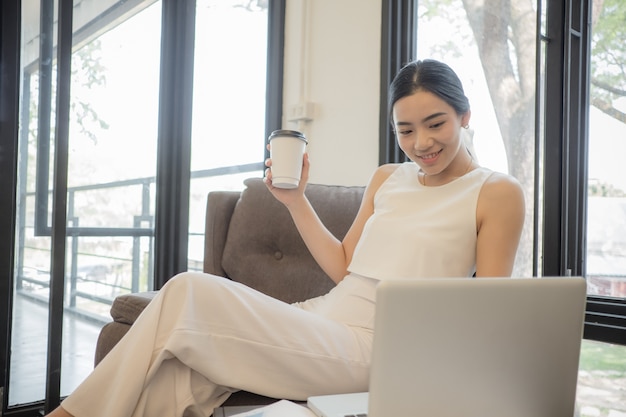 Femme d&#39;affaires au lieu de travail