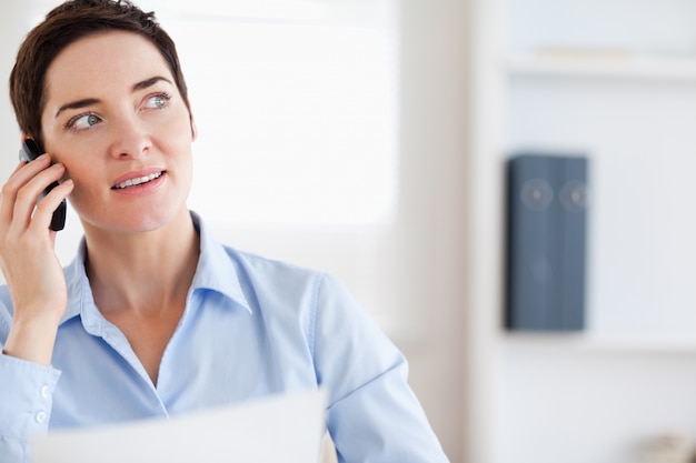 Femme d&#39;affaires au téléphone