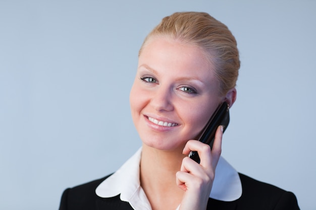 Femme d&#39;affaires au téléphone