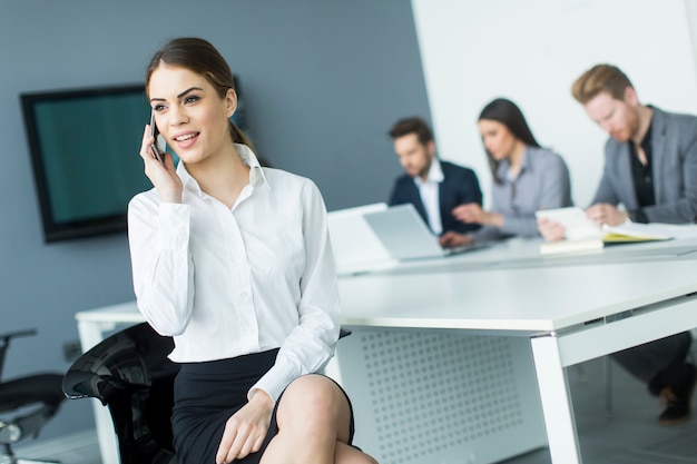 Femme d&#39;affaires au téléphone