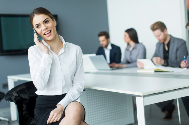 Femme d&#39;affaires au téléphone