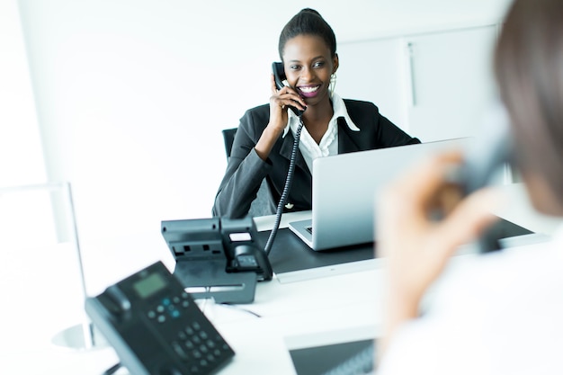 Femme d&#39;affaires au téléphone