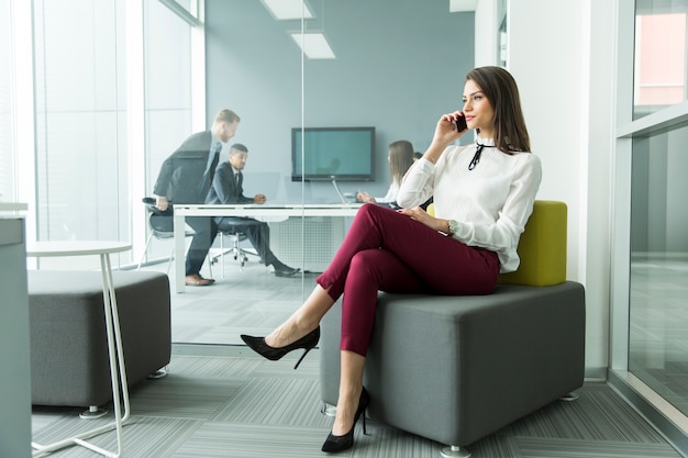 Femme d&#39;affaires au téléphone