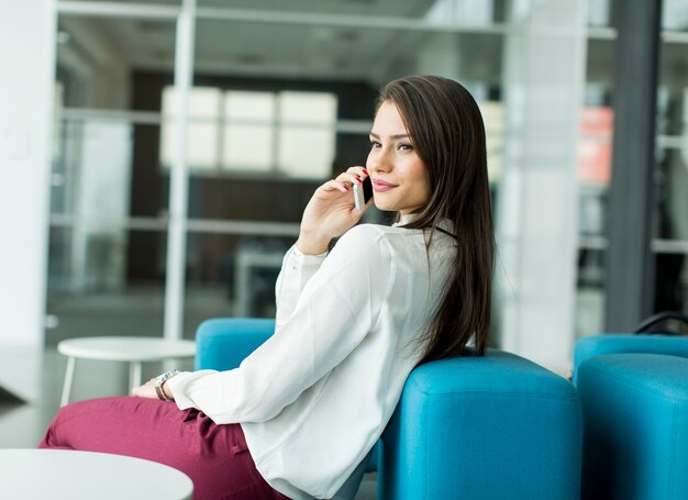 Femme d&#39;affaires au téléphone