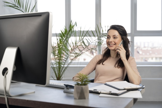 Femme affaires, au travail