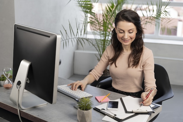 Femme affaires, au travail