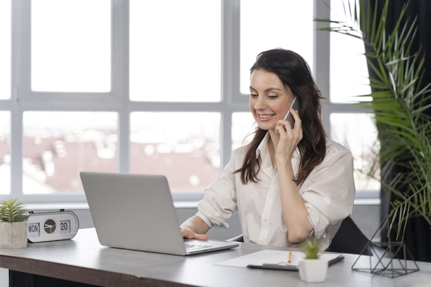 Photo femme affaires, au travail