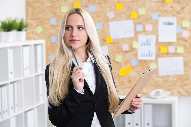 Photo femme d'affaires au travail