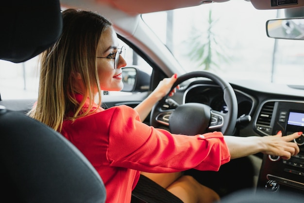 Femme d'affaires au volant de sa nouvelle voiture de sport