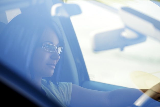 Femme d&#39;affaires au volant d&#39;une voiture